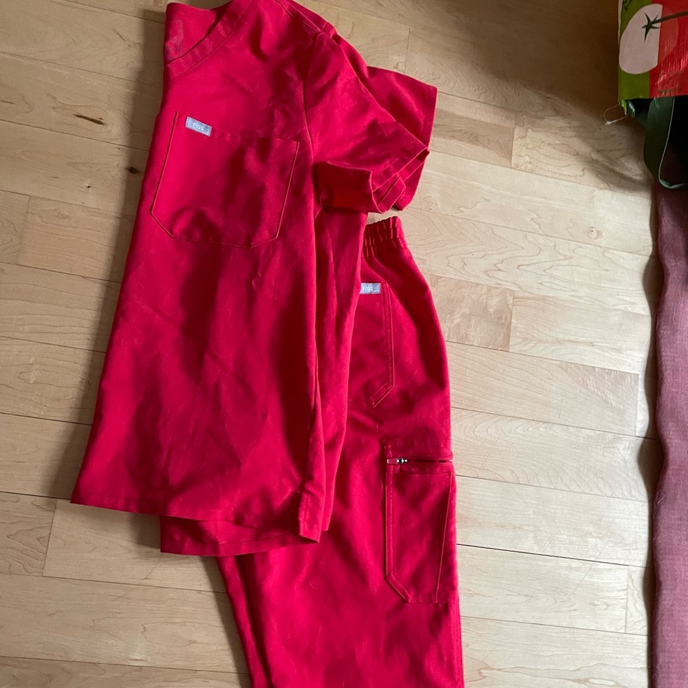 Figs Womens Amazing Red